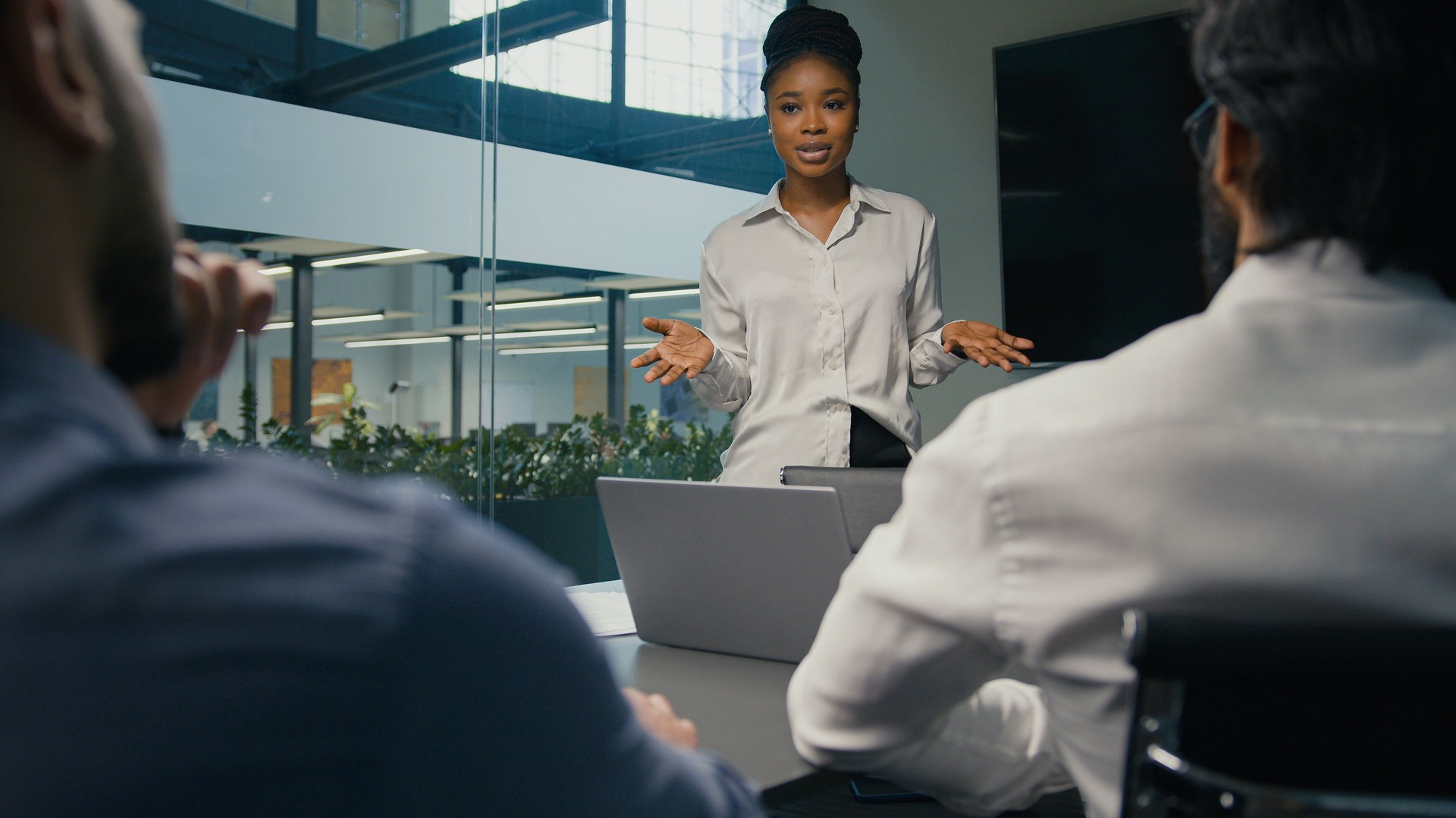 Femme d’affaires afro-américaine mentor coach d’affaires entreprise PDG femme leader enseignant équipe d’affaires multiracial divers collègues présentent projet de startup formation d’entreprise étudier en bureau étude
