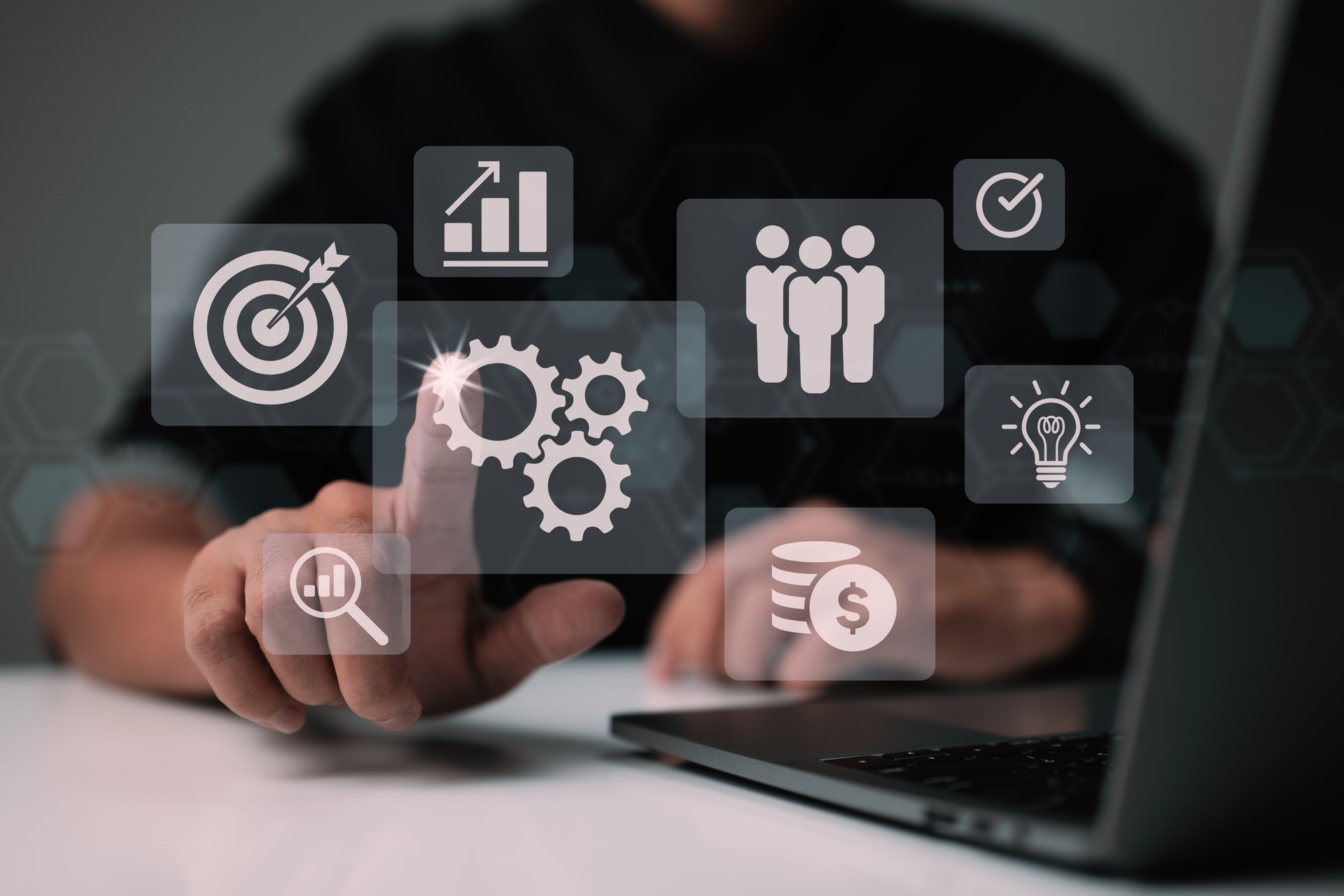 Un homme d’affaires travaille sur un écran d’innovation virtuel, qui est utilisé pour la gestion des opérations, les processus métier et la résolution de problèmes, le flux de travail et le contrôle de haute qualité.