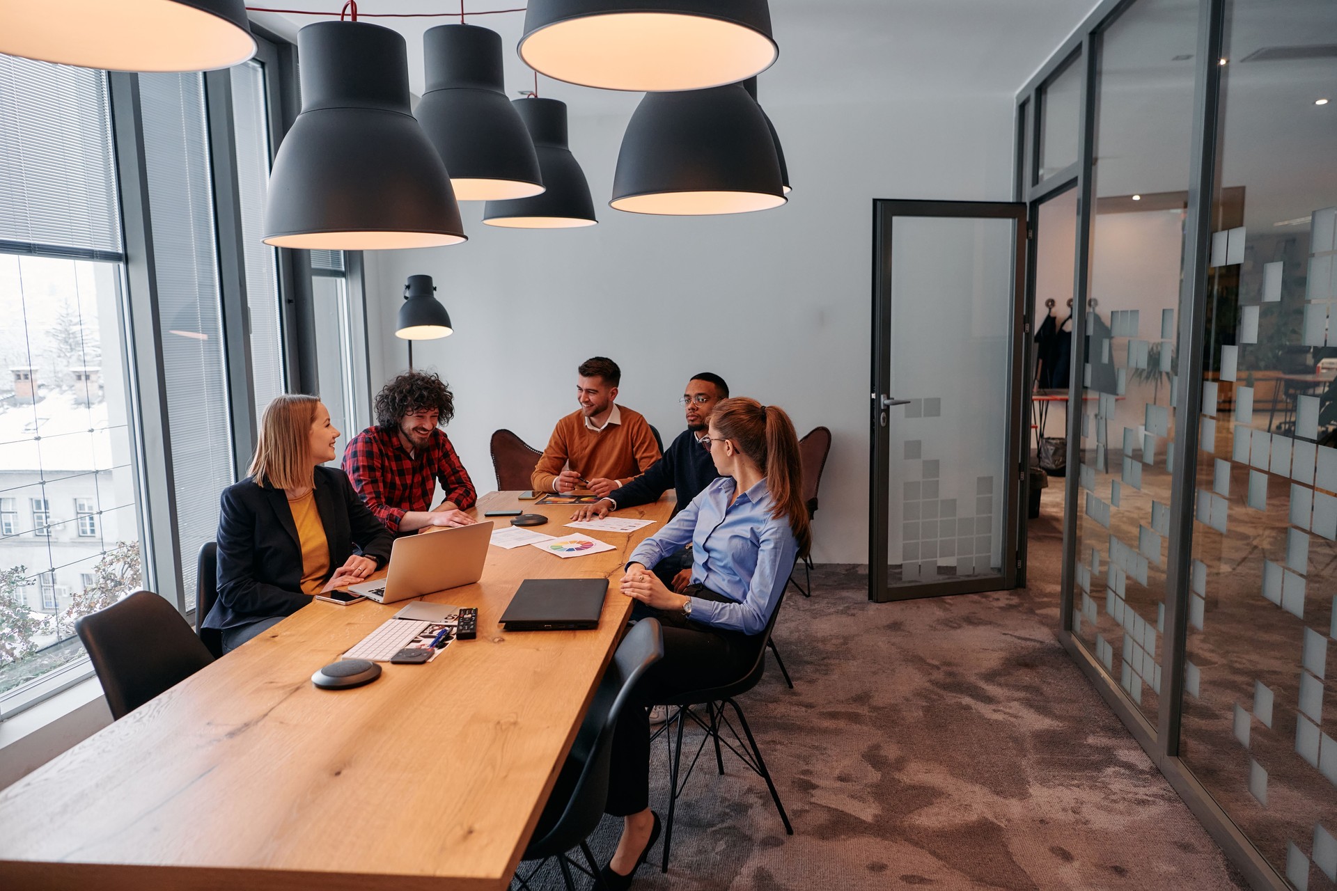 Équipe entrepreneuriale dynamique élaborant des stratégies de projets dans un bureau moderne.